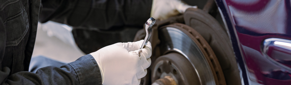¿Qué mantenimiento se le debe hacer al sistema de frenos de un auto?